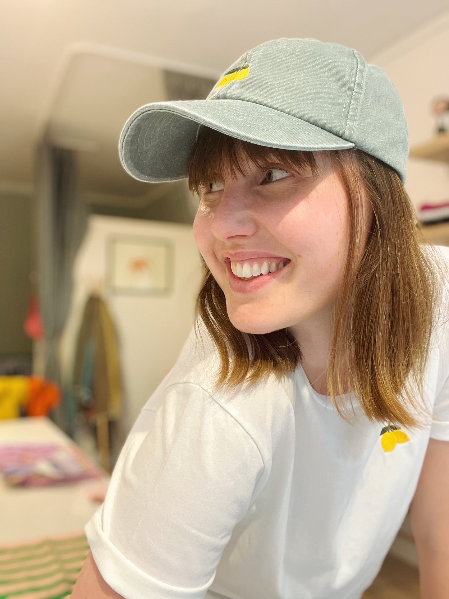 T-Shirt mit Zitronen-Stickerei