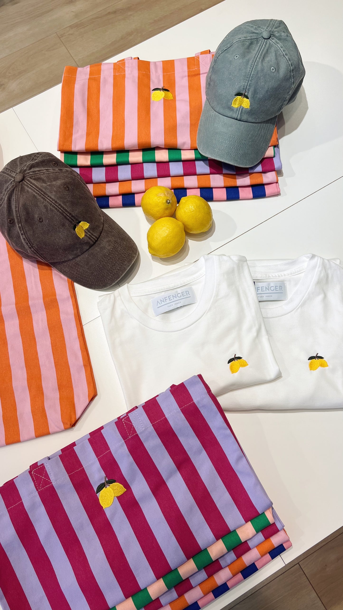 T-Shirt mit Zitronen-Stickerei