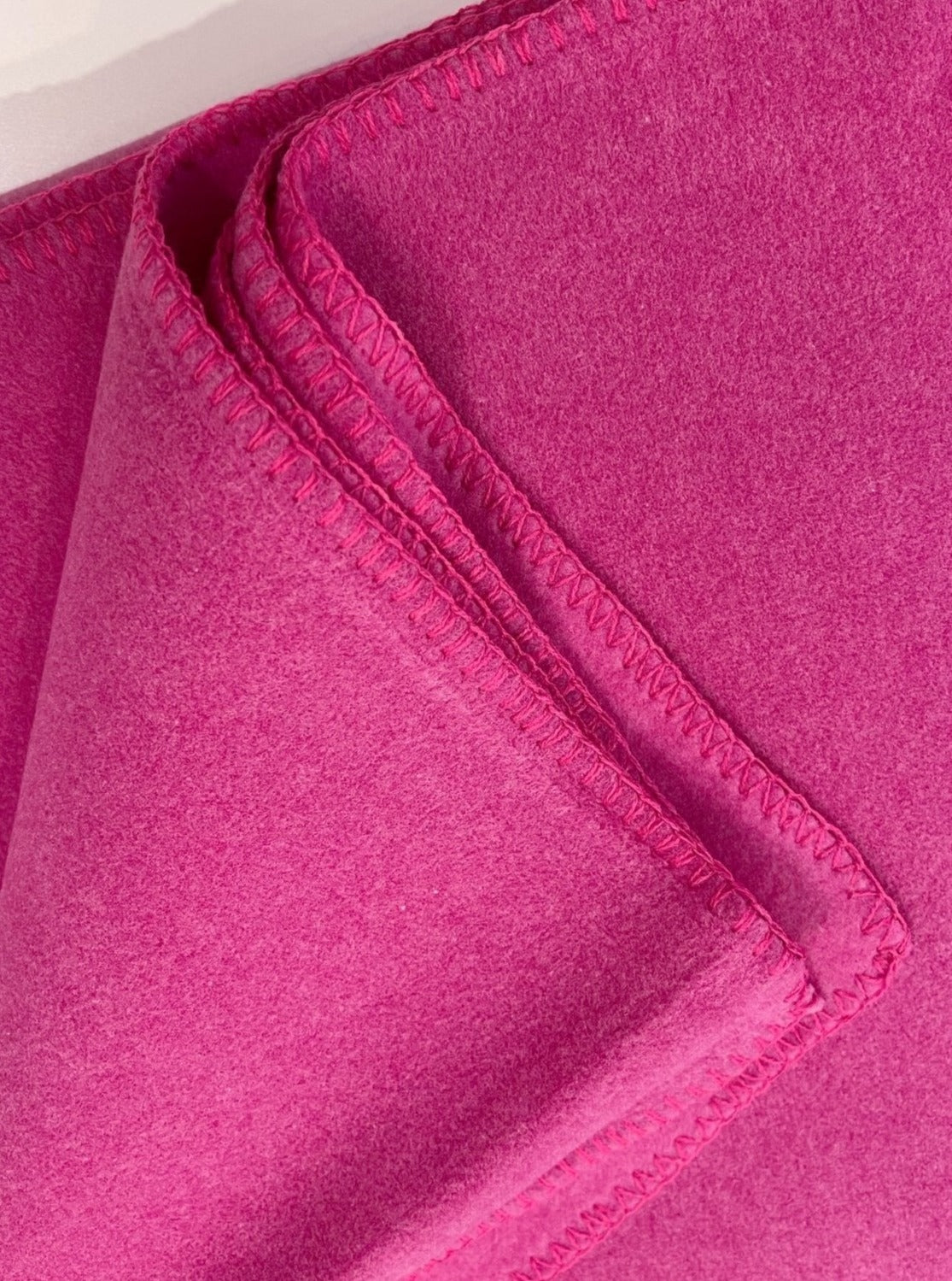 Fleecedecke B2B - Fuchsia - Nahaufnahme