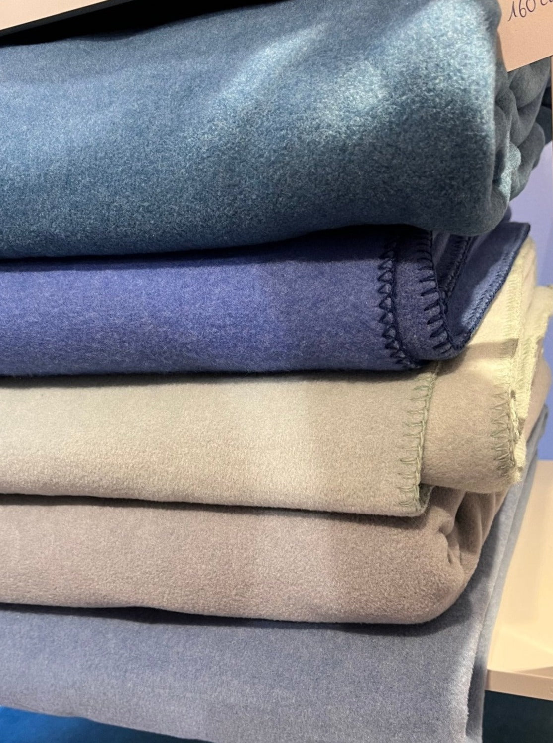 Fleecedecke B2B - fünf Fleecedecken in verschiedenen Farben