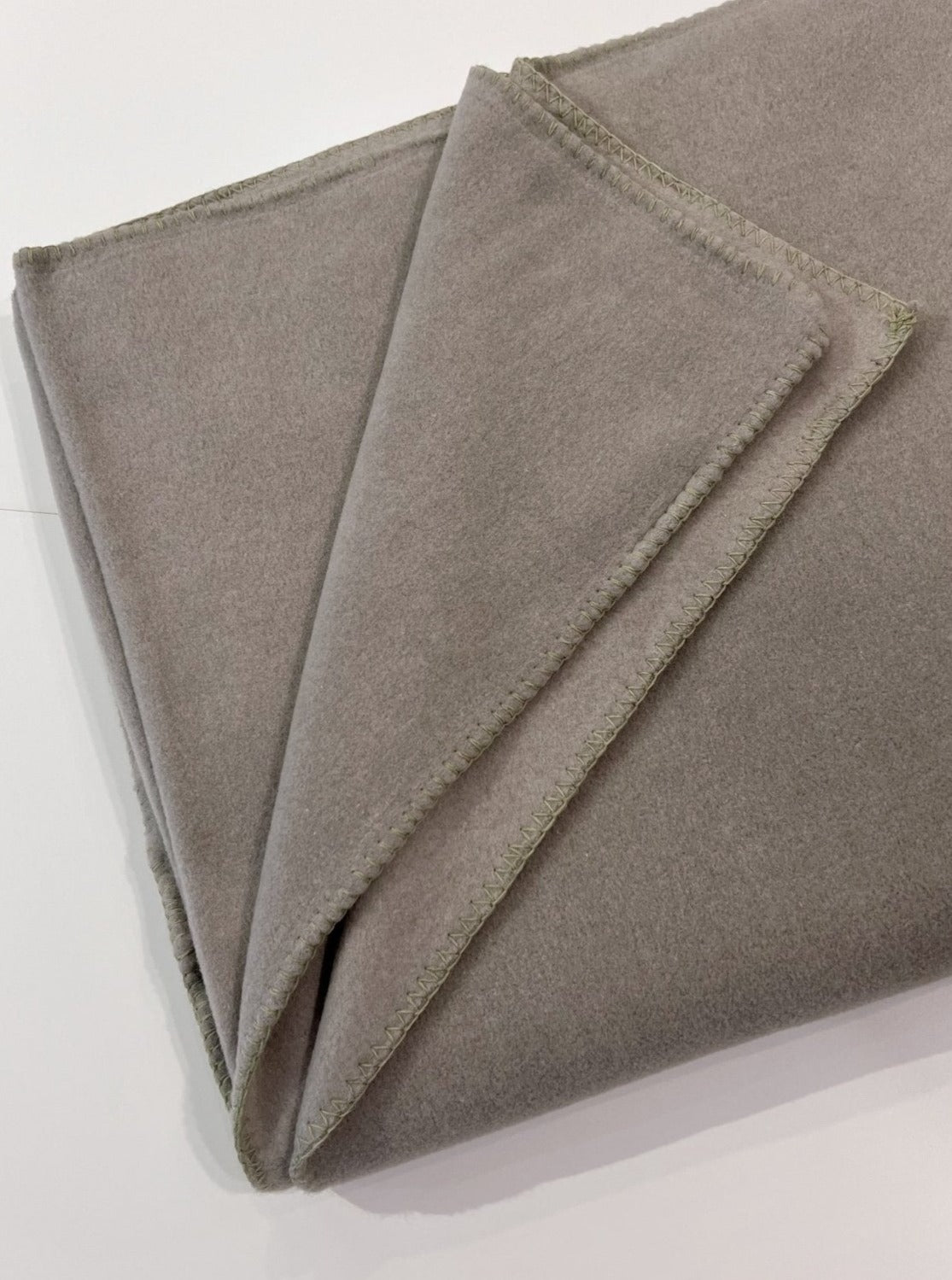 Fleecedecke B2B - Grau Beige - Nahaufnahme