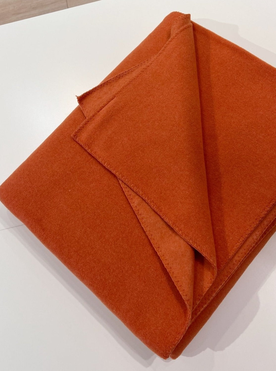 Fleecedecke B2B - Orange- Nahaufnahme