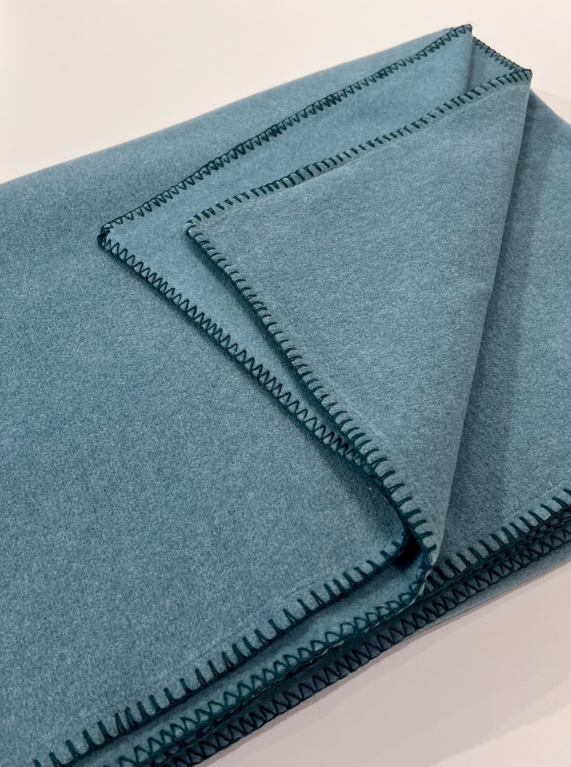 Fleecedecke B2B - Petrol -Nahaufnahme