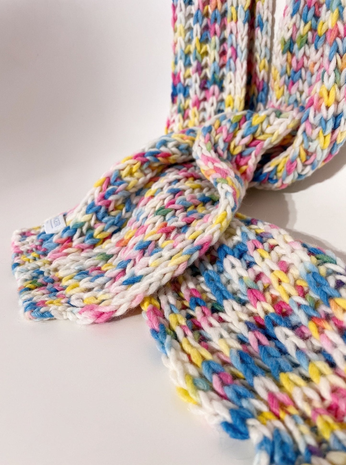 Grobstrick Wollschal Konfetti - Weiß/Hellblau/Gelb/Pink - Nahaufnahme