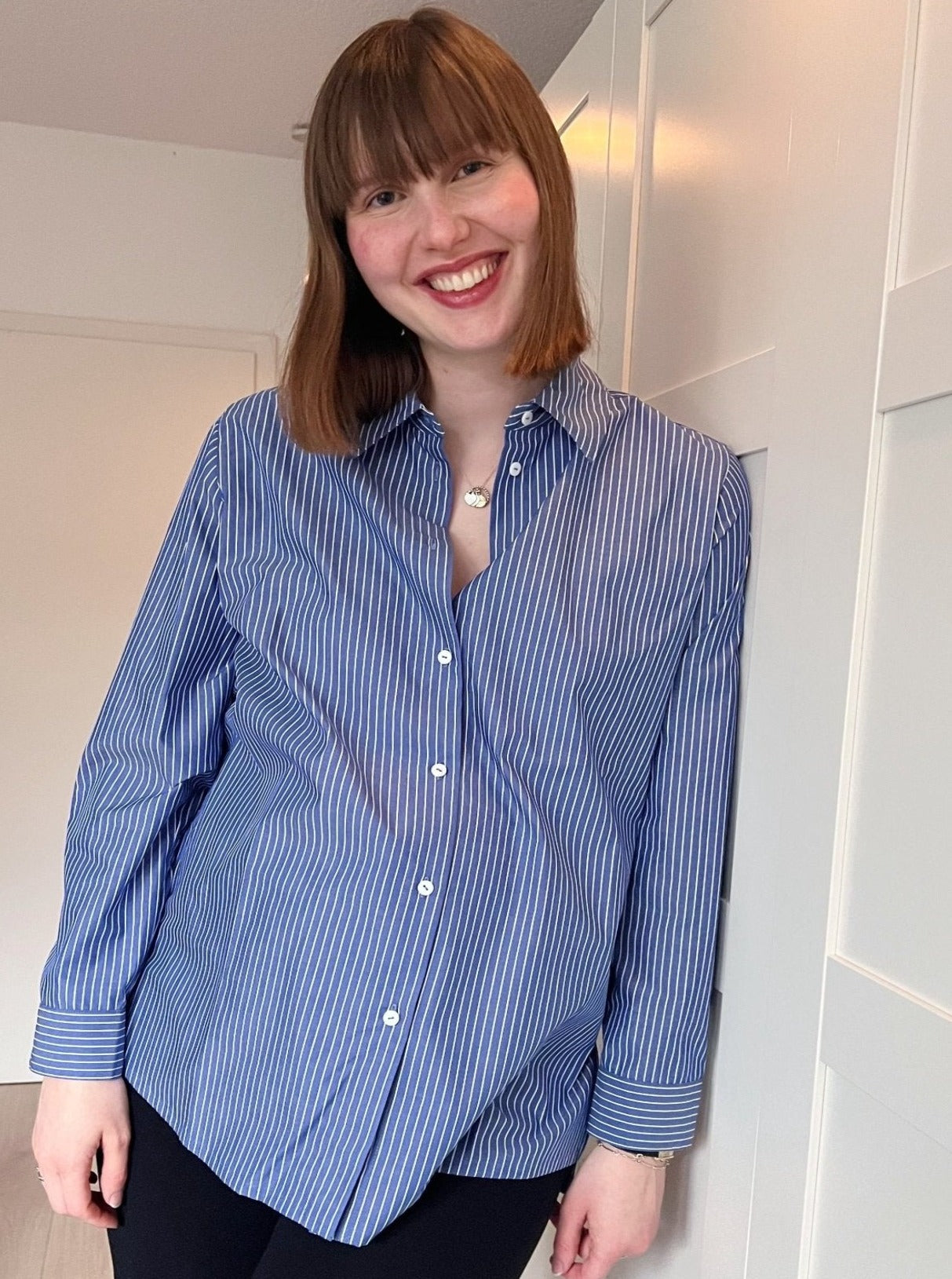 hemdbluse-blau-weiss-gestreift-front