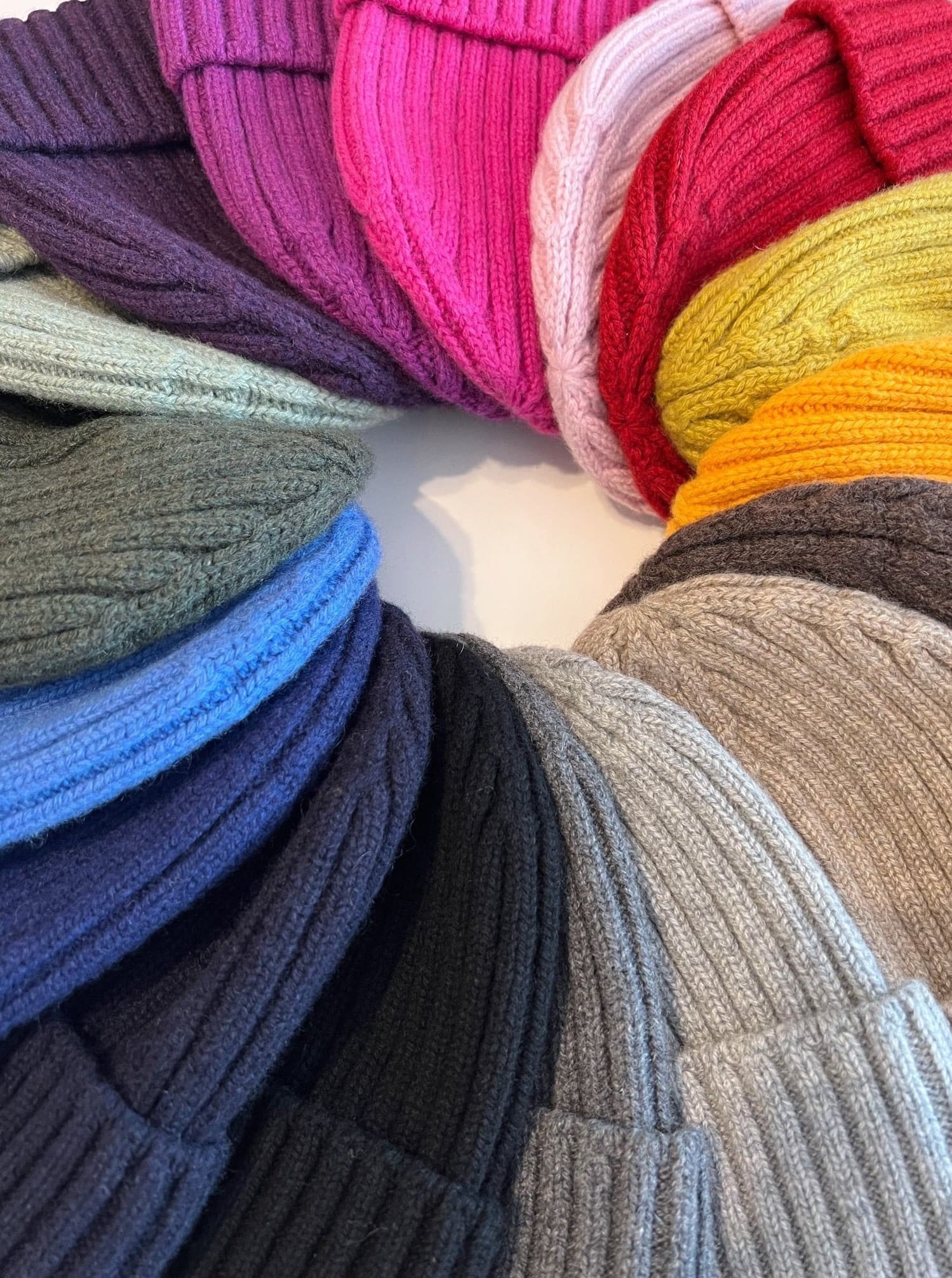 Kaschmir Rippenmütze 2.0 B2B - Dunkelblau und Mützen in verschiedenen Farben