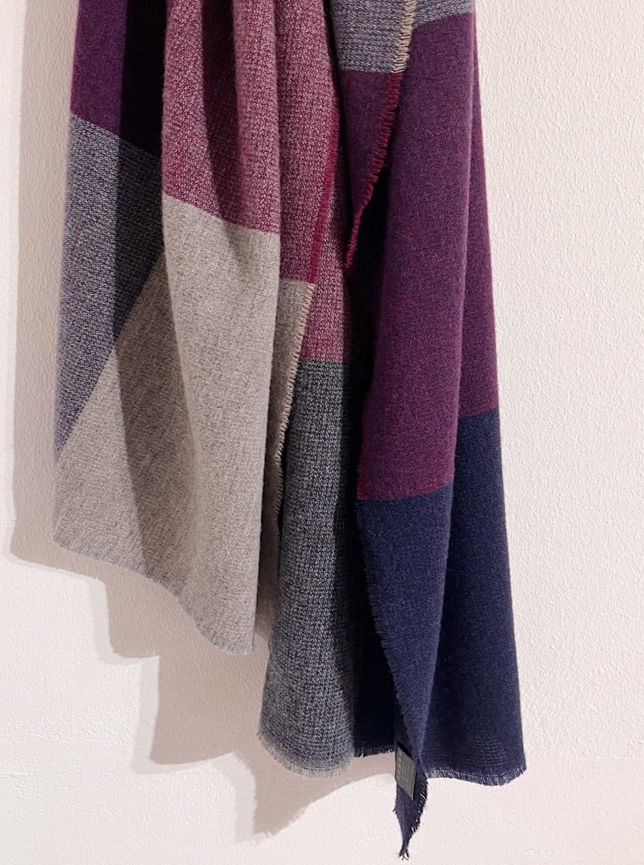 Kaschmir-Wollschal 2.0 - Karo Aubergine Beige Blau - Nahaufnahme