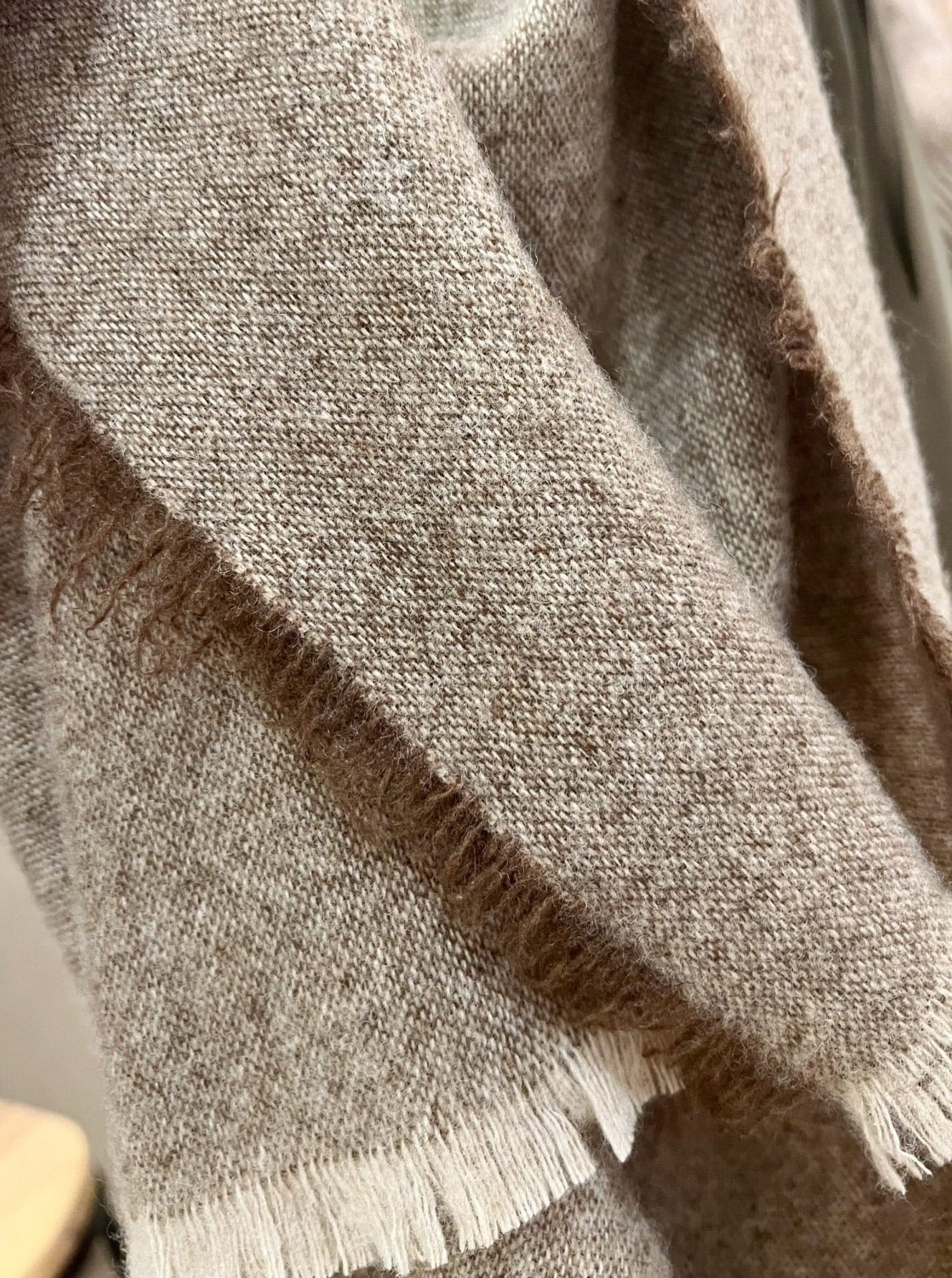 Kaschmir Wollschal mit Fransen - Braun - Nahaufnahme