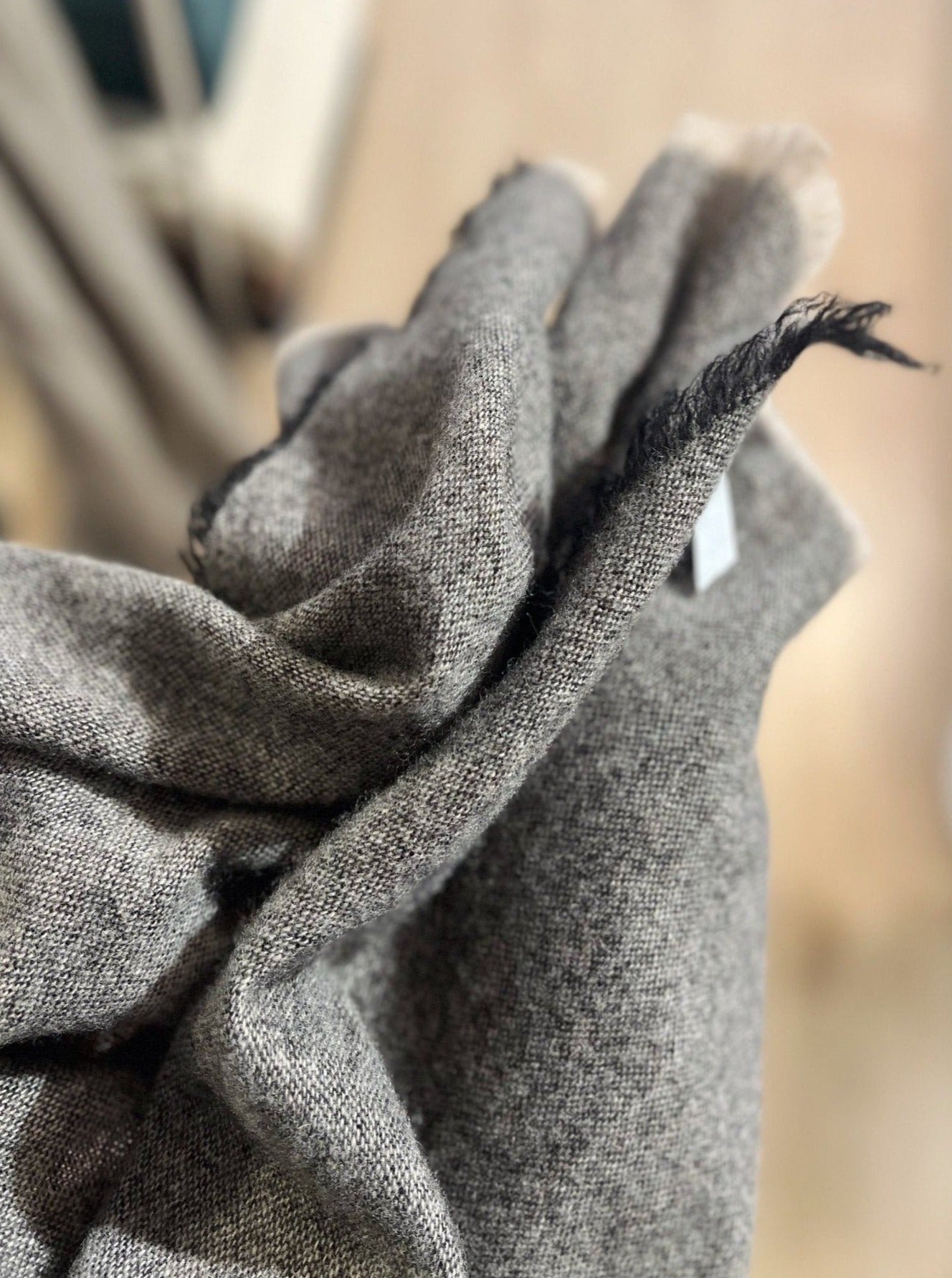 Kaschmir Wollschal mit Fransen - Schwarz - Nahaufnahme