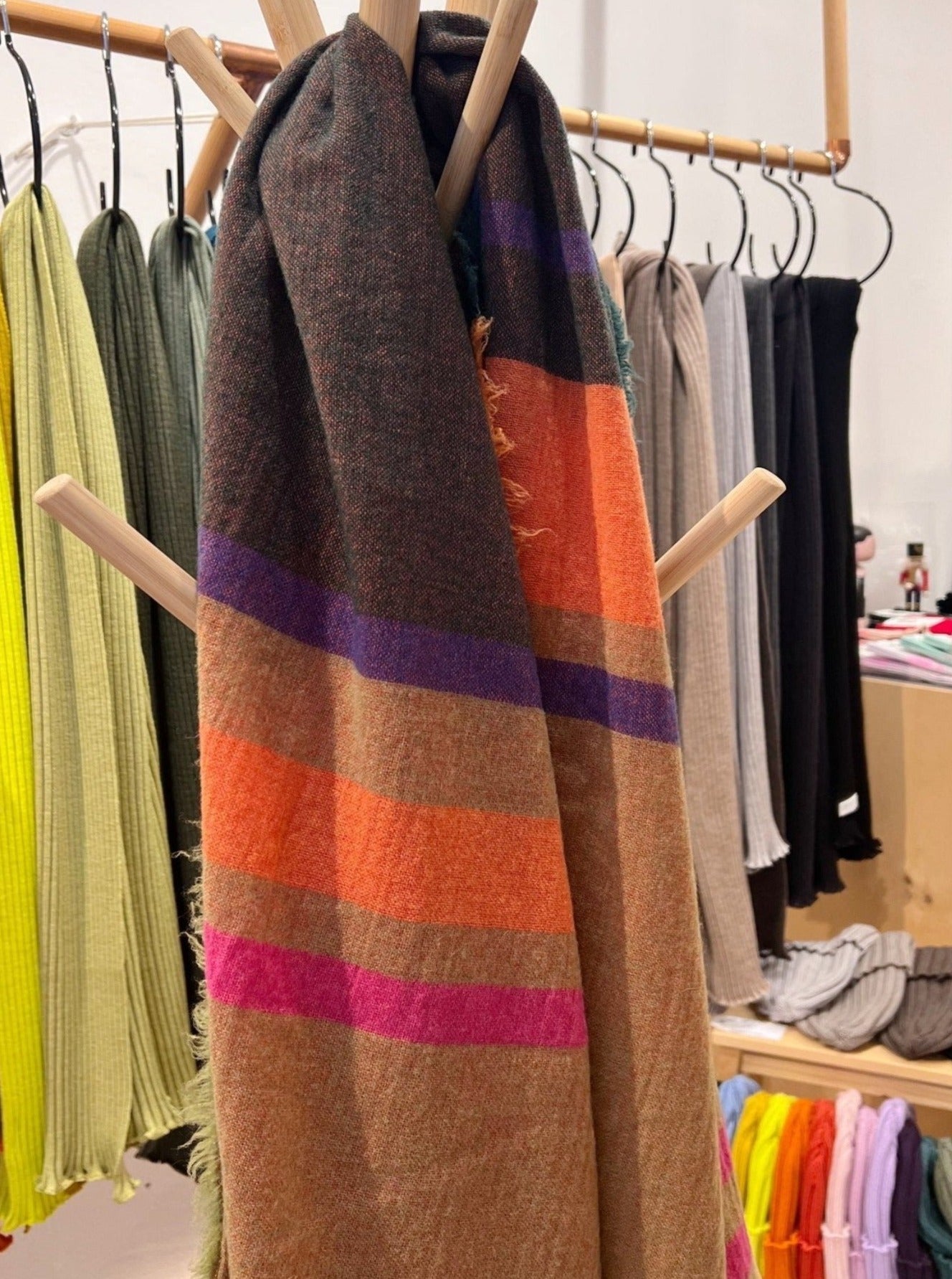 Kaschmir Wollschal mit Streifen - Grün Orange Pink - Nahaufnahme