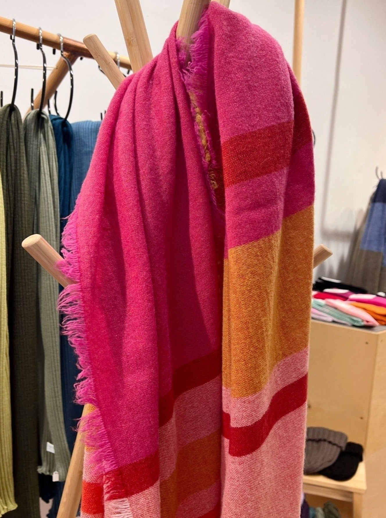 Kaschmir Wollschal mit Streifen - Orange Pink Senf - Nahaufnahme