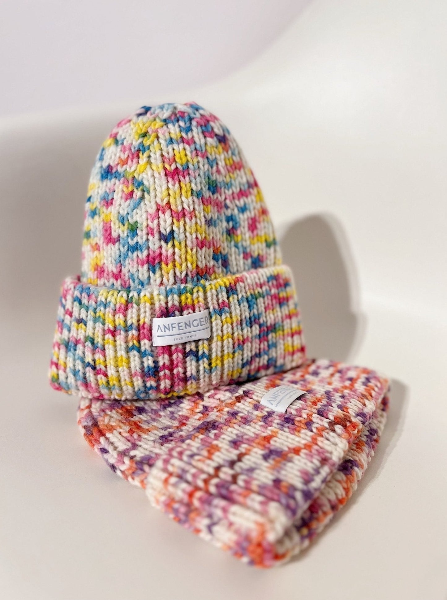 Konfetti Mütze - zwei Mützen - Rosa/Beige/Lila/Orange und Weiß/Hellblau/Gelb/Pink - Front