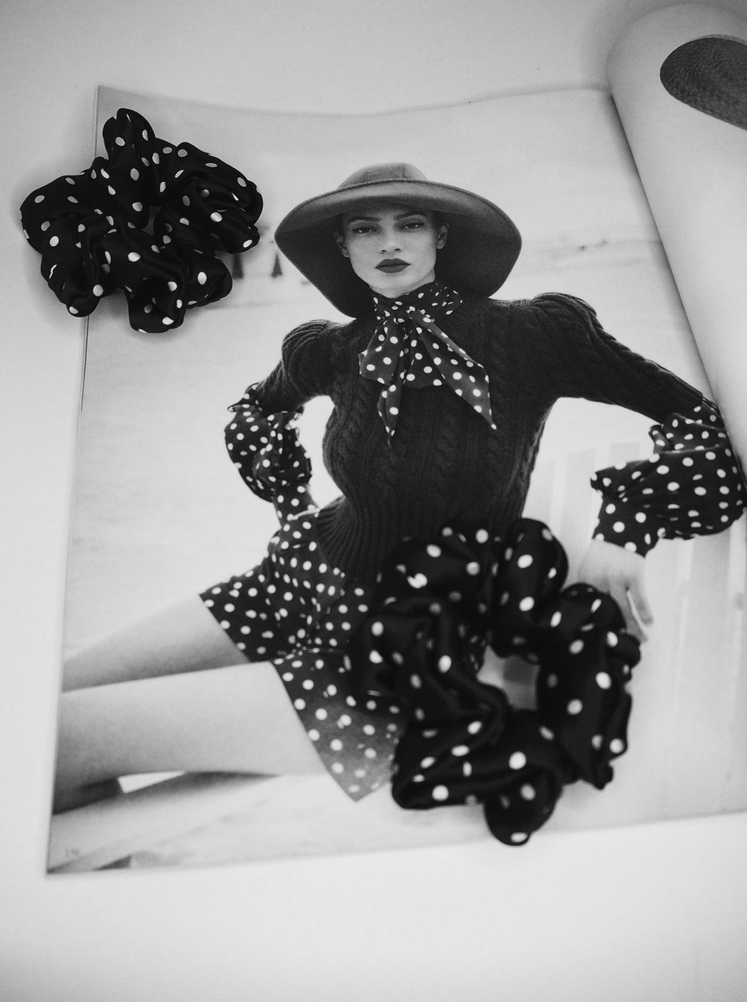 Seiden Scrunchie - Mini - Schwarz Weiß gepunktet