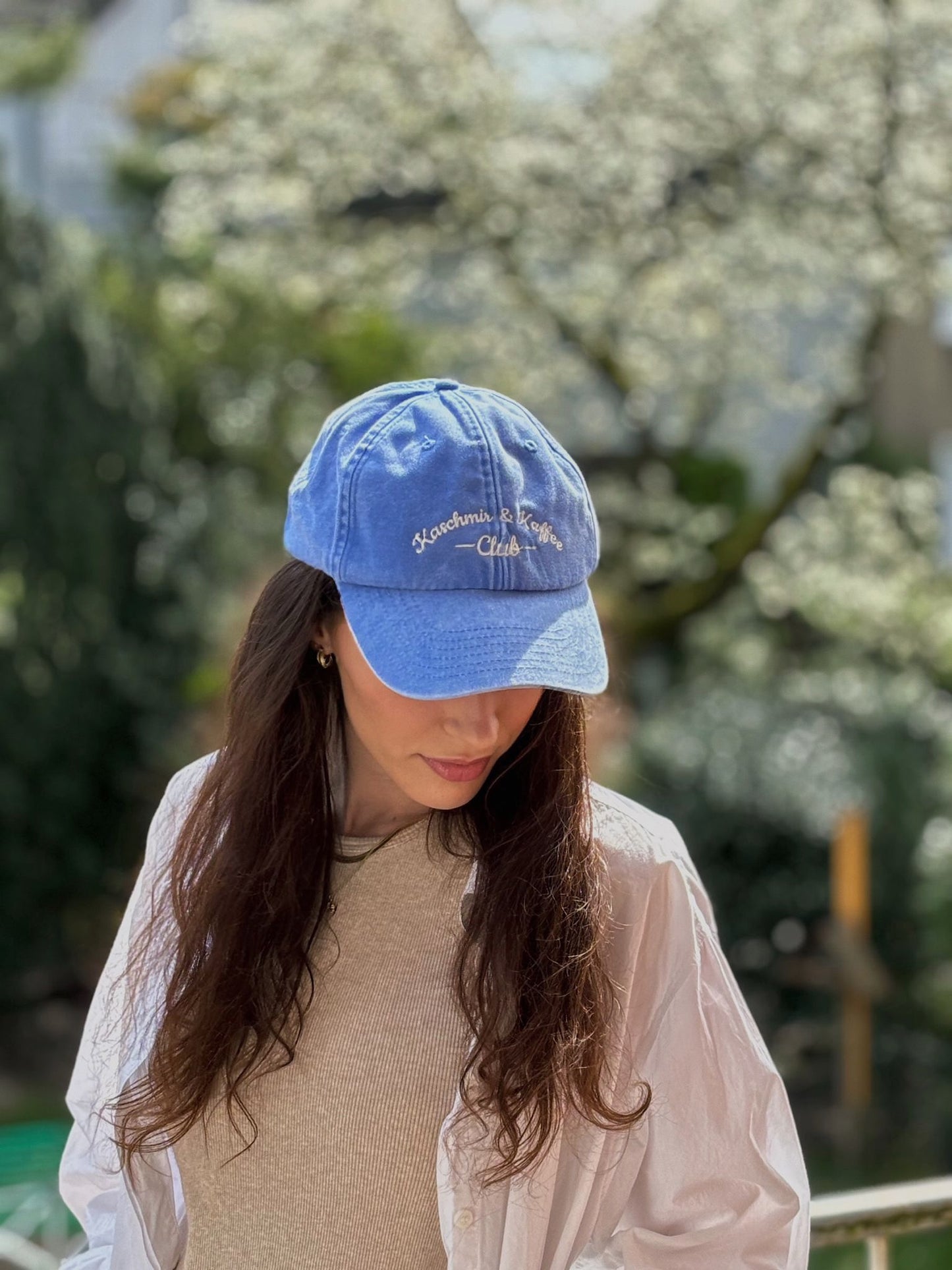Cap Vintage Blau Kaschmir & Kaffee Club closeup front detail